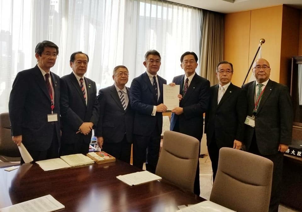 要望書を一緒に持つ2名の男性と市長を含む5名の男性が横一列に並んでいる記念写真