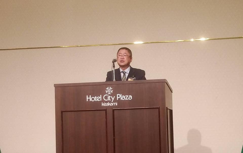 演台に置かれたスタンドマイクに向かい話をする様子の市長の写真