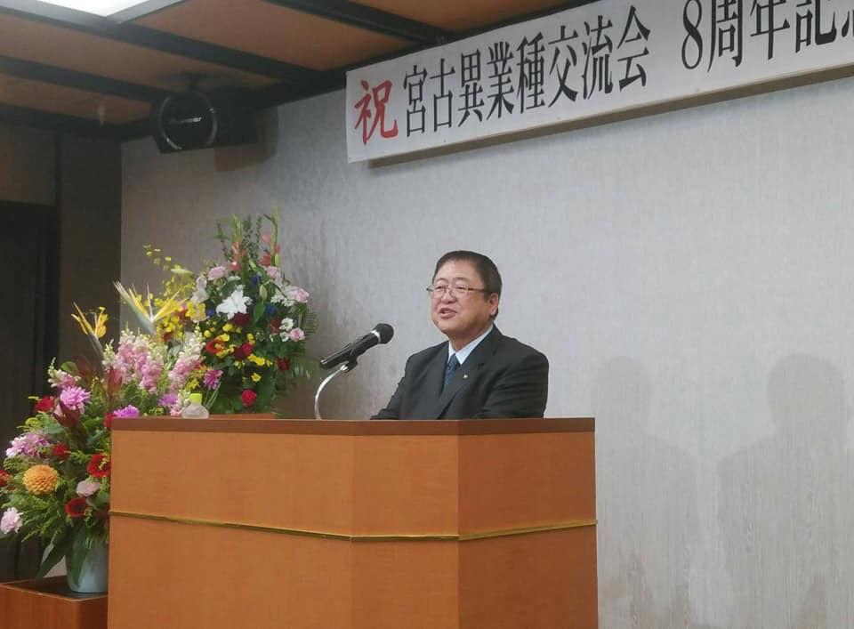 演台に置かれたマイクに向かい話をする様子の市長の写真