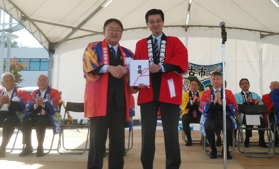 目録を持った黒石市の高樋憲市長と市長の記念写真