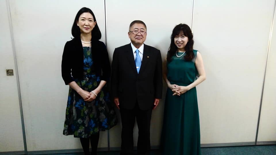 壁の前で市長を中心に紺野美沙子さん、中村由利子さんが並んで立っている記念写真