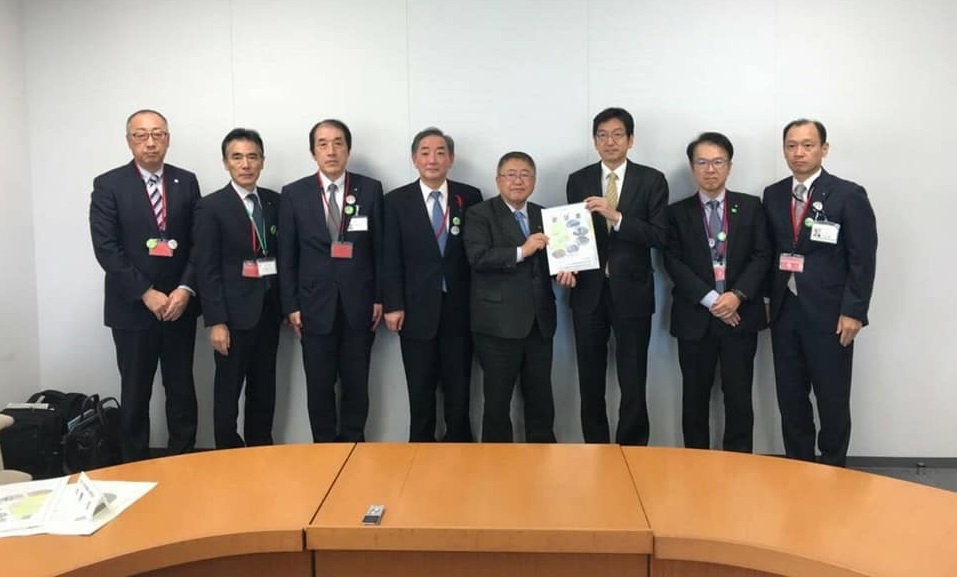 要望書を一緒に持つ市長と男性と関係者の男性6名が横一列に並んでいる記念写真