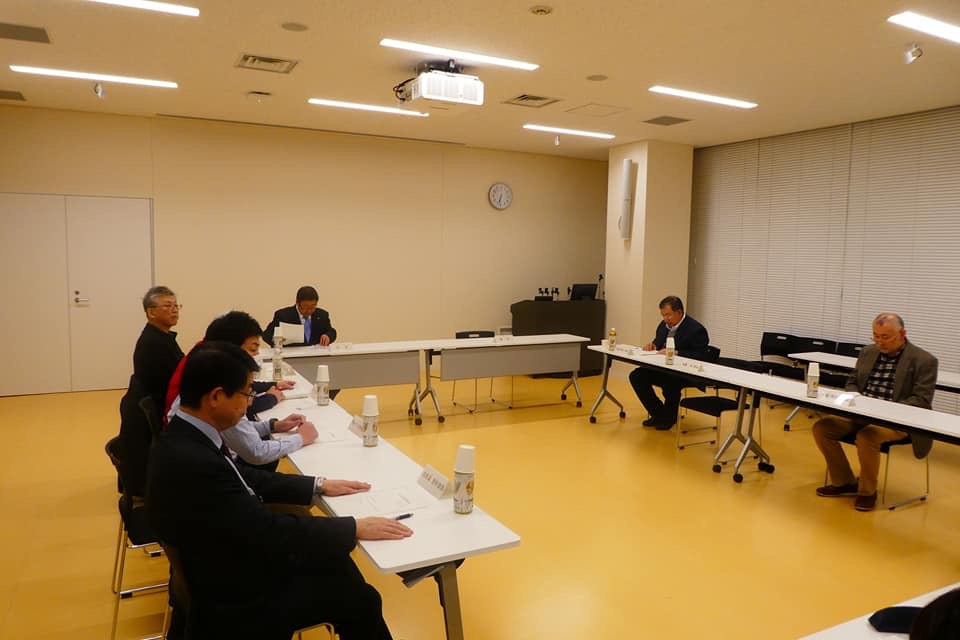 コの字型に並べられたテーブルの席に着く市長と5名の関係者の方々の写真
