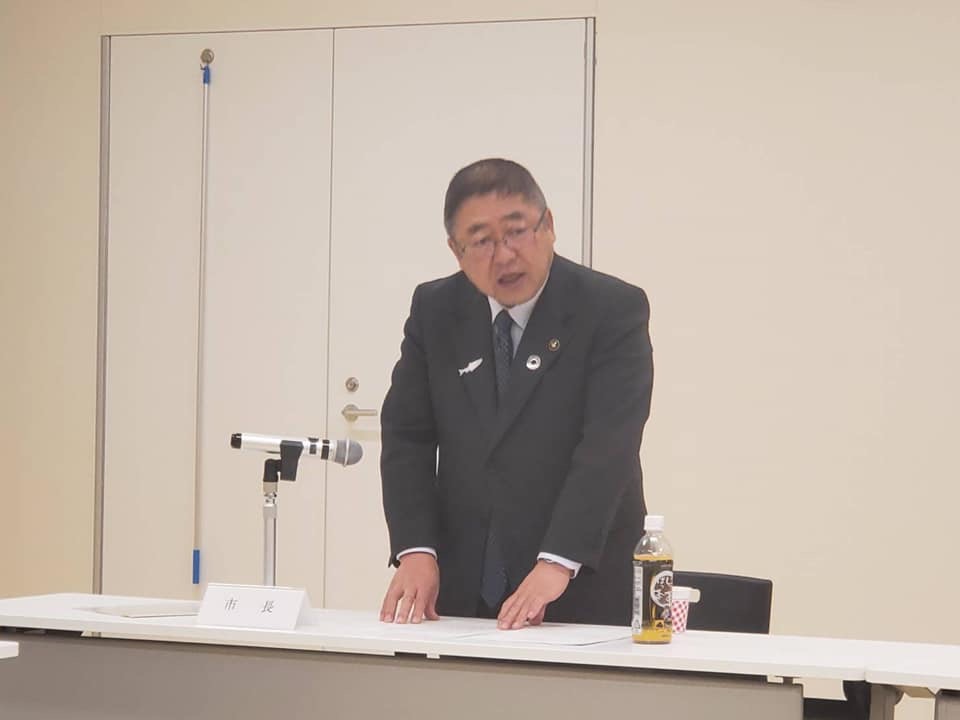 長机の前で、立って話をする様子の市長の写真