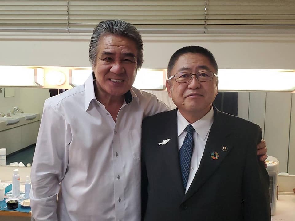 鳥羽一郎さんが市長の肩に手をまわして記念撮影をしている写真
