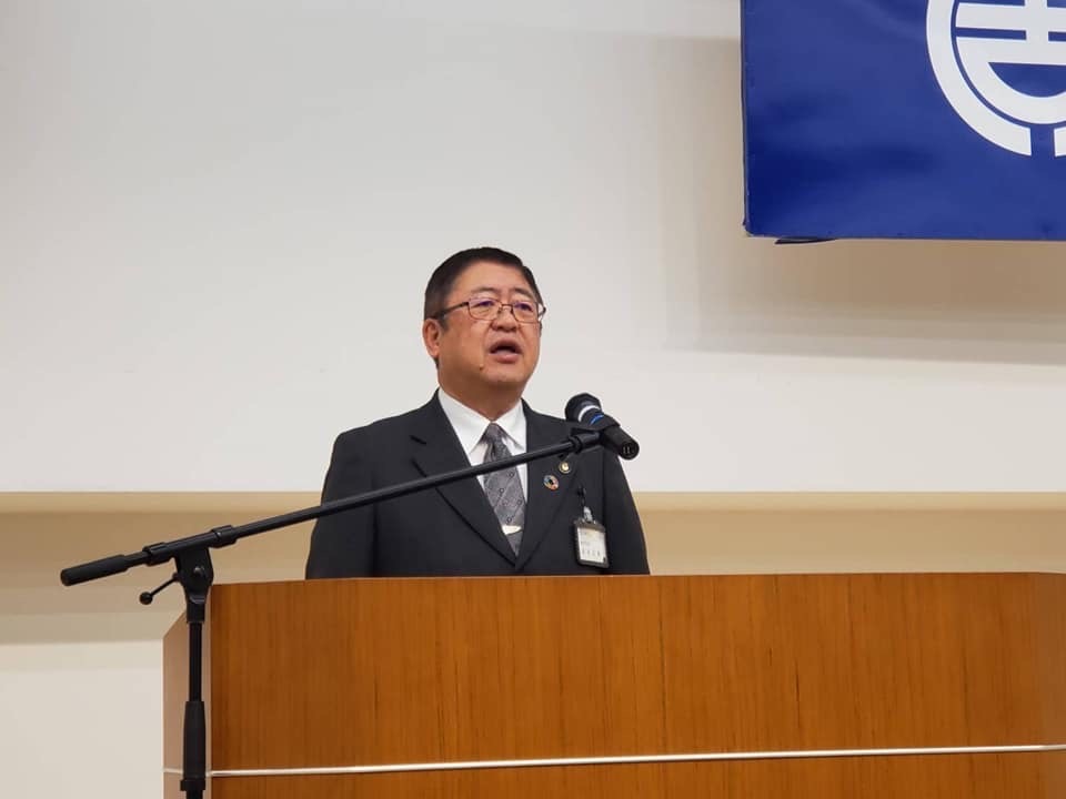 演台の前に置かれたスタンドマイクに向かい話をする市長の写真