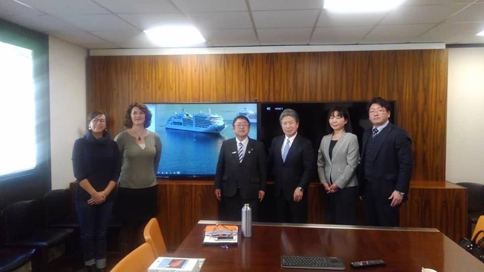 クルーズ船が映し出されたモニターの前で並ぶ市長と関係者の方々の記念写真