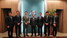 市長とJTBの関係者の方々6名が横並びになって写る記念写真
