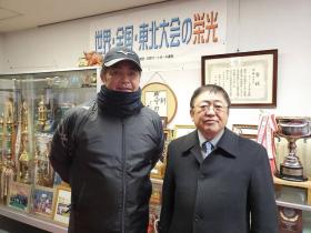 トロフィーや賞状が飾られた部屋で工藤公康監督と並んで立つ市長の写真