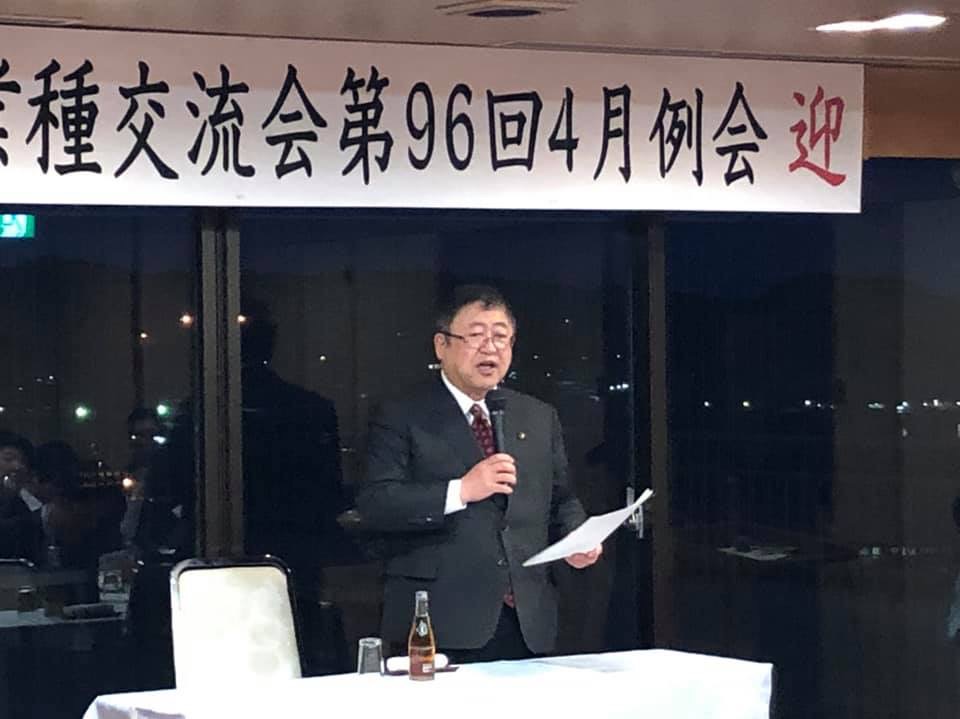 「宮古異業種交流会 第96回4月定例」と書かれた横断幕が掲げられた窓際の席に立ち、左手に資料、右手にマイクを持って話をしている様子の市長の写真