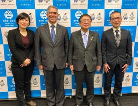 視察に見えた国連のPedoro Neves氏、東洋大学の難波悠准教授、建設技術研究所の田代晃一副参事と市長が並んで撮影した写真