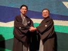 特別出演された室蘭市の青山剛市長とステージ上で両手で握手をしている写真