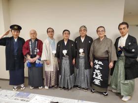 市民劇に出演した、市長と他6人が着物姿、紋付袴姿などで並んで撮影した写真