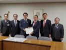 自由民主党の金田勝年幹事長代理を岩手県、盛岡市合同の5人で訪問し、代表の方が 要望書を渡している写真