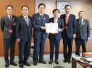 国土交通省の青木一彦副大臣を岩手県、盛岡市合同の5人で訪問し、代表の方が 要望書を渡している写真