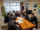 国土交通省の浅輪宇充技術総括審議官を岩手県、盛岡市合同の5人で訪問し、代表の方が 要望書を渡している写真