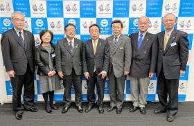 訪問された平野喜嗣ガバナーをはじめとする、男性5人、女性1人のライオンズクラブ国際協会332-B地区の方々が市長と並んで撮影した写真