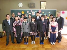 9人の卒業生と市長、他の関係者3人が教室で並んで撮影した写真