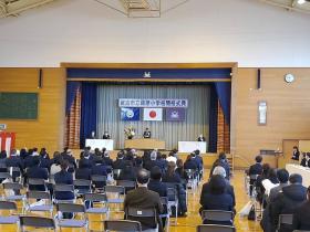 閉校式に参加している在校生の他、参加者の方々を会場の体育館後方から撮影した写真