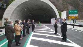 完成したトンネルの前で、参加された市民の方々に 市長が道路利用の説明をしている写真