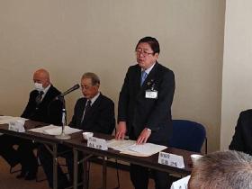 市長が自席で立ち、事業報告・決算報告、事業計画について述べている写真