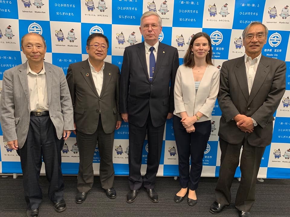 宮古市のバックパネルの前で、在札幌ロシア連邦総領事館のファブリーチニコフ・アンドレイ総領事を中央に、市長を含め4名の関係者が横一列に並んでいる写真