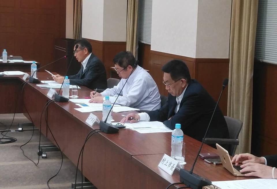 第4回地域医療確保対策会議に参加している市長が熱心にメモをとっている全国市長会の様子の写真