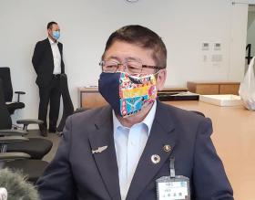 紺色や黄色、青色の柄の手作りマスクを着けている様子の市長の写真