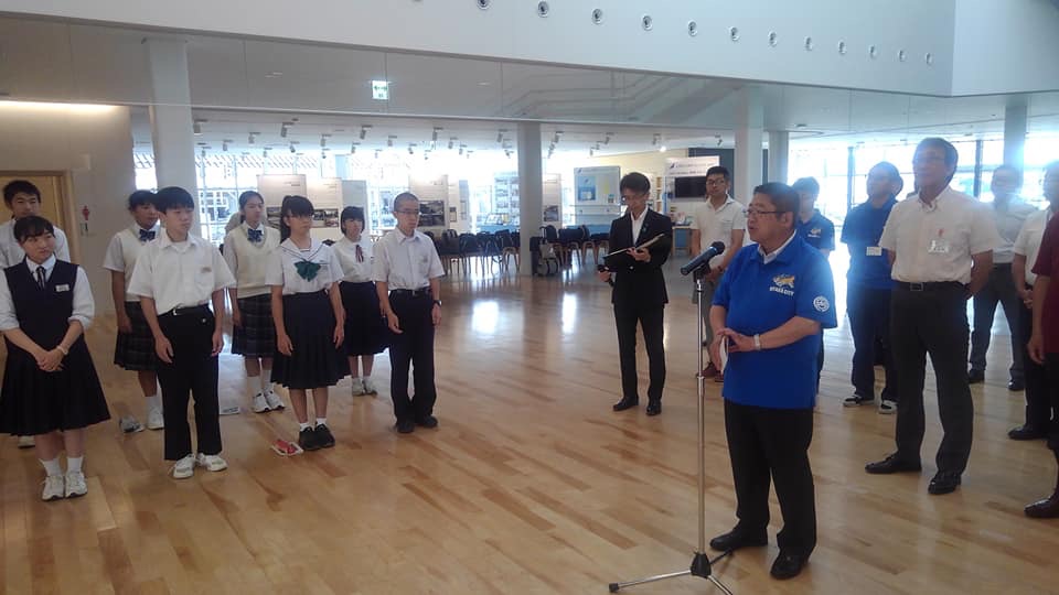 2列に並ぶ制服を着た中学生の男女の前で、スタンドマイクに向かい話をする市長の写真