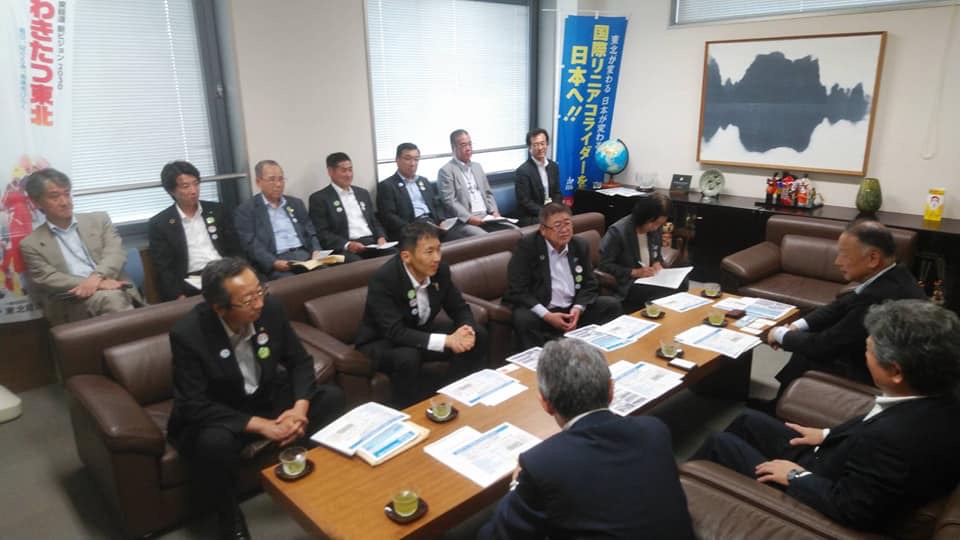 横長のテーブルの手前の席に3名の東北経済連合会の担当者の方々が座り、向かい合った席に市長を含め11名の方達が座り話を聞いている様子の写真