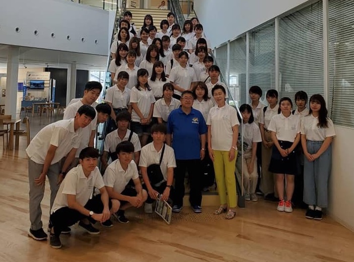 中央に立つ市長の周りに並ぶ青山学院大学と青山学院女子短期大学の学生や関係者の記念写真