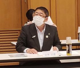 委員会で市長が自席に座って、意見交換をしている写真