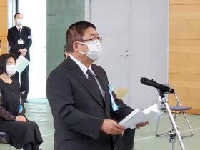 市長が祭壇の前で、追悼のことばを述べている写真
