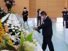 市長が追悼式の祭壇に献花している写真