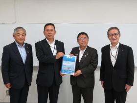 釜石港湾事務所を、市長の他2人が訪れ、市長が釜石港湾事務所の方に要望書を渡している写真