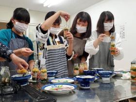 エプロン姿の4人の女の子が瓶ドンを作っている写真
