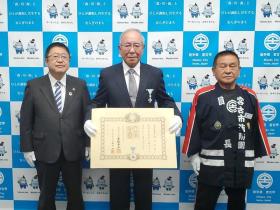 瑞宝単光章の賞状を持ち、勲章を胸につけた前川和幸さんと 市長と宮古市消防団の法被を着た団長と並んで撮影した写真