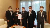 大島理森衆議院議員議長のもとへ市長、宮古市議会の古舘議長、宮古商工会議所の大坂副会頭が 訪問し、市長が要望書を渡している写真