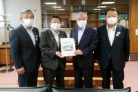自由民主党の鈴木俊一総務会長のもとへ市長、宮古市議会の古舘議長、宮古商工会議所の大坂副会頭が訪問し、市長が要望書を渡している写真