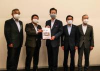 公明党の山口那津男代表のもとへ市長、宮古市議会の古舘議長、宮古商工会議所の大坂副会頭が訪問し、市長が要望書を渡している写真