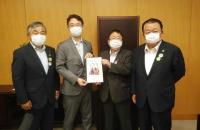 内閣府の藤原崇財務官のもとへ市長、宮古市議会の古舘議長、宮古商工会議所の大坂副会頭が訪問し、市長が要望書を渡している写真