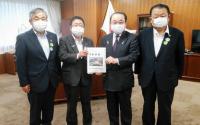 復興庁の田中和徳大臣のもとへ市長、宮古市議会の古舘議長、宮古商工会議所の大坂副会頭が訪問し、市長が要望書を渡している写真