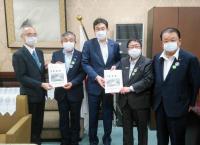 財務省の藤川政人副大臣、太田充主計局長のもとへ市長、宮古市議会の古舘議長、宮古商工会議所の大坂副会頭が訪問し、市長が要望書を渡している写真