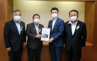 農林水産省の河野義博政務官のもとへ市長、宮古市議会の古舘議長、宮古商工会議所の大坂副会頭が訪問し、市長が要望書を渡している写真