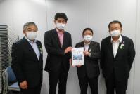 経済産業省資源エネルギー庁の山崎琢矢政策課長のもとへ市長、宮古市議会の古舘議長、宮古商工会議所の大坂副会頭が訪問し、市長が要望書を渡している写真