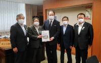 国土交通省の御法川信英副大臣のもとへ市長、宮古市議会の古舘議長、宮古商工会議所の大坂副会頭が訪問し、市長が要望書を渡している写真