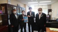 国土交通省の高田昌行港湾局長のもとへ市長、宮古市議会の古舘議長、宮古商工会議所の大坂副会頭が訪問し、市長が要望書を渡している写真