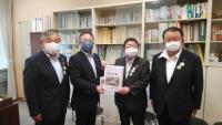 国土交通省の長橋和久道路局次長のもとへ市長、宮古市議会の古舘議長、宮古商工会議所の大坂副会頭が訪問し、市長が要望書を渡している写真