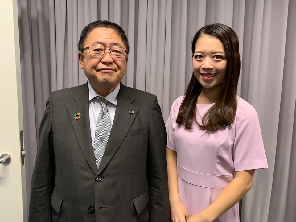 市長と鈴木明子さんが笑顔で並んでいる写真