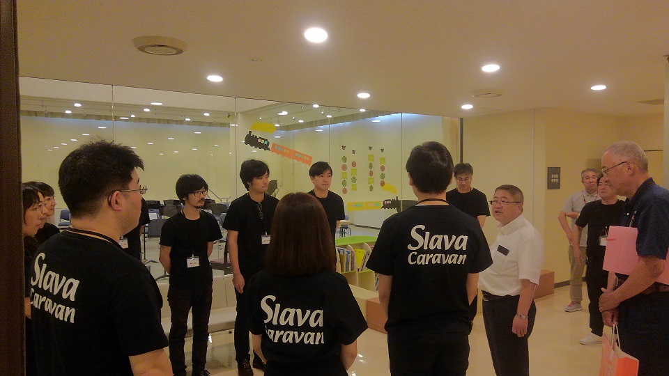 鏡張りの部屋で、黒いTシャツを着た演者の方々に向け話をしている市長の写真